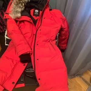 Selling Canada Goose women’s XS winter jacket in great condition